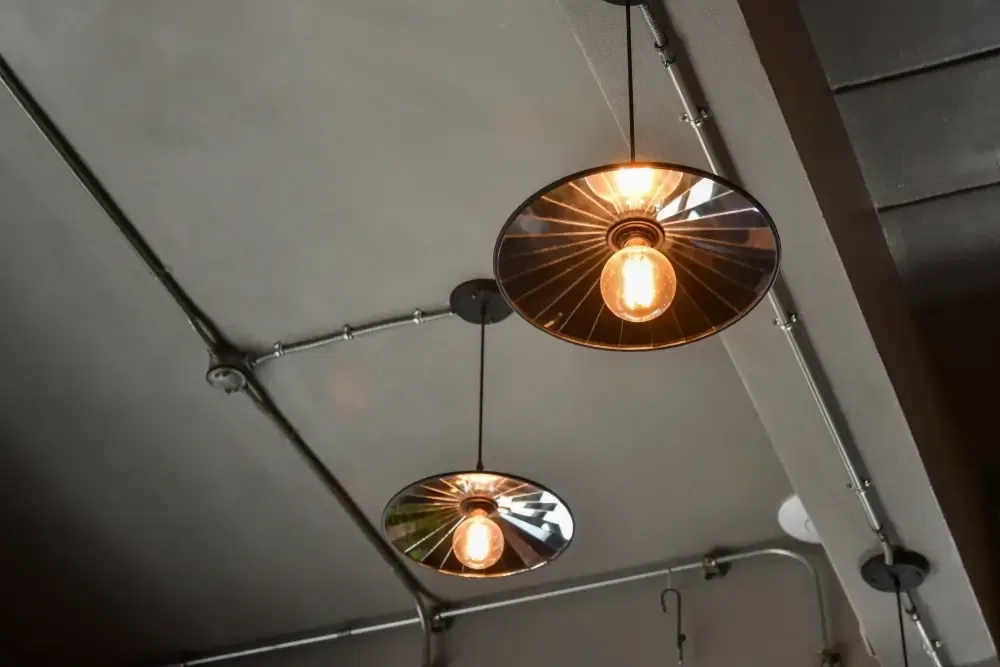 Plafonnier avec abat-jour en mosaïque miroir de forme sectorielle, de style moderne, idéal pour un restaurant ou un café.