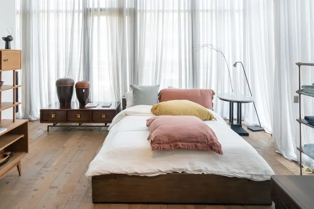 Chambre de style champêtre, mobilier en bois massif et lit.