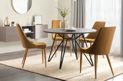 Salle à manger d'inspiration du milieu du siècle avec des chaises capitonnées en moutarde.