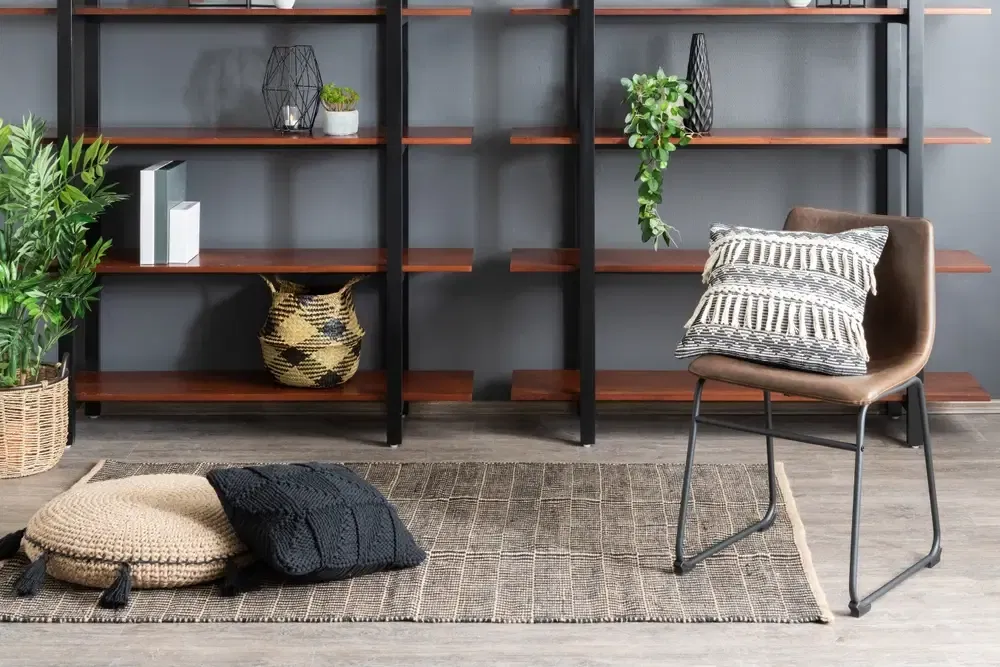 Salon élégant avec chaise de salle à manger en cuir, .