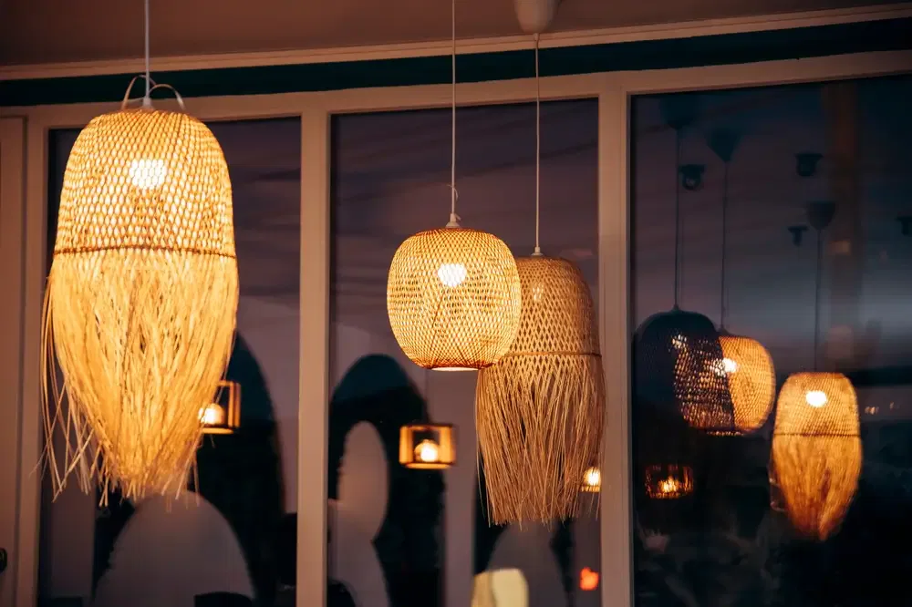 Les plafonniers du restaurant sont décorés de bambou dans un style traditionnel.