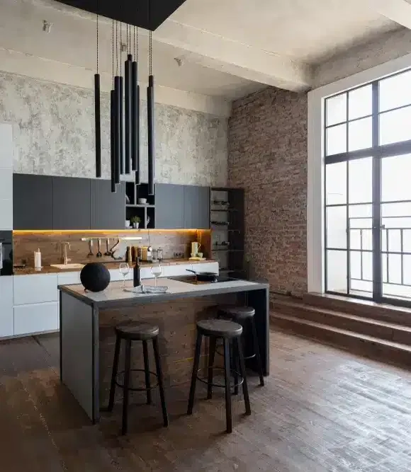 Studio de luxe avec un aménagement gratuit dans un style loft aux couleurs sombres.