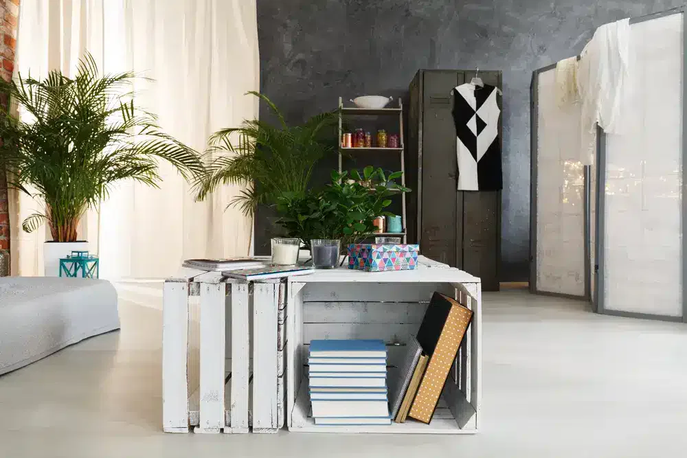 Table d'extrémité de caisse de fruits dans un loft industriel moderne.