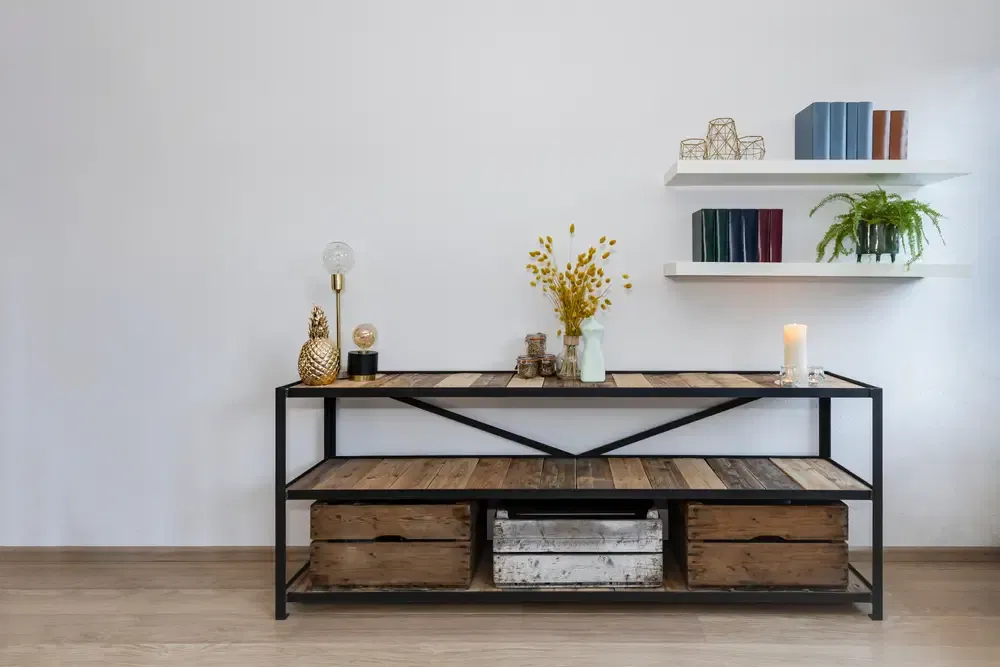 Salon intérieur de style industriel avec armoire en acier et en bois.